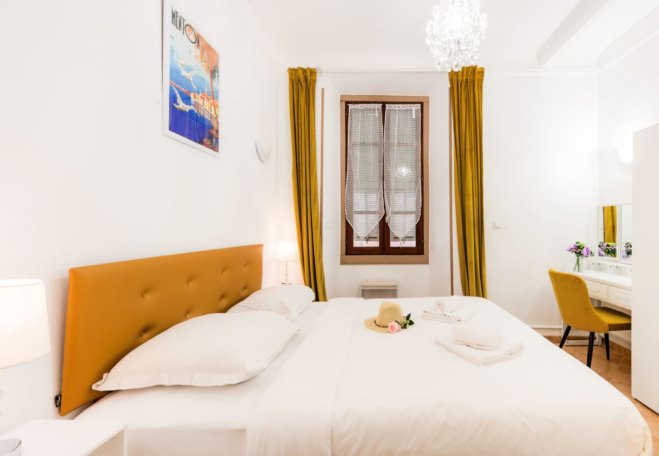 Appartement à Menton - 79-Place du cap